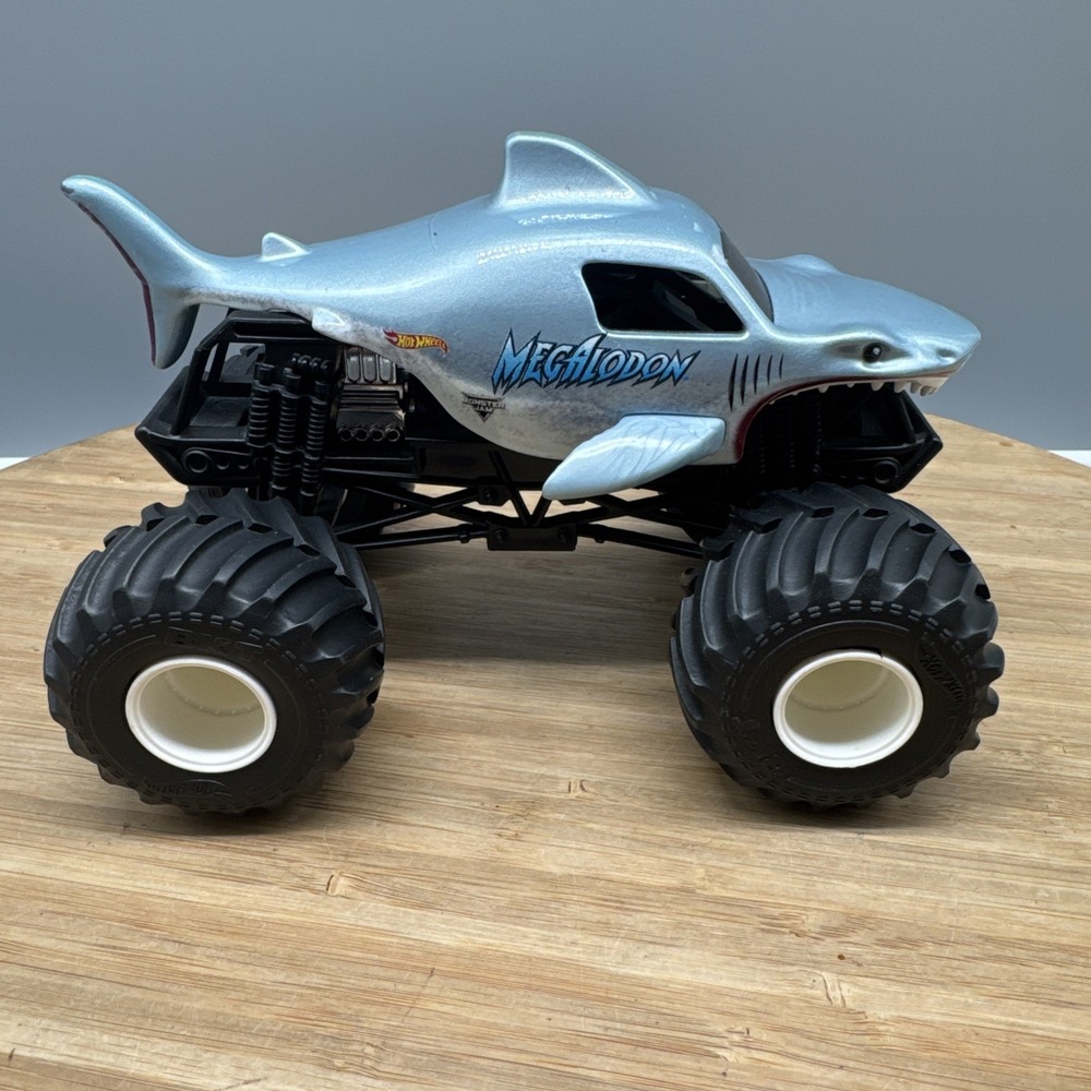 Mattel Monster Jam  HOT WHEELS- Blue Megalodon Shark Scale 2016 Die-Cast